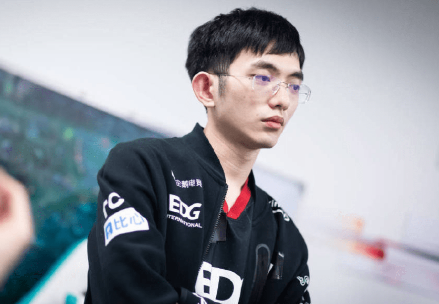 包含EG血洗TES，Viper极限生还后反打鏖战多局小组赛，强势挺进下一轮的词条