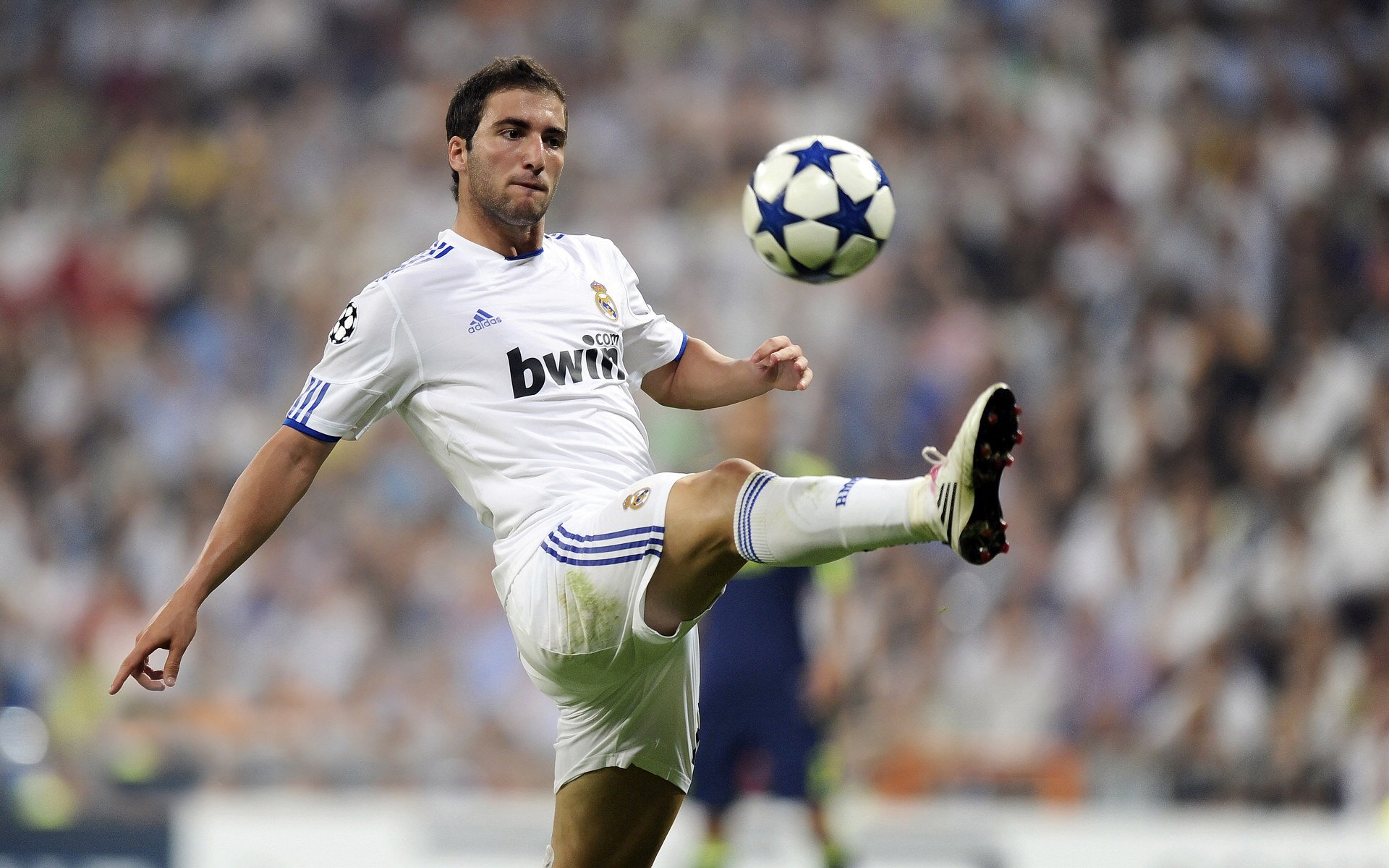 马刺单节拉开雄鹿,布克成为关键先生